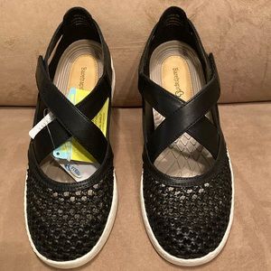 Bare traps Womens Yesica , Sandal/flat: Black , Size 9, new w tags